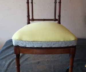 prestations : exemple d'une pose d'une mousse sur une chaise