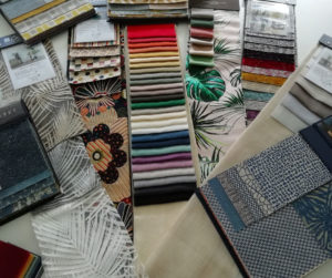 tissus choix divers et variés (siège et décor de fenêtre)